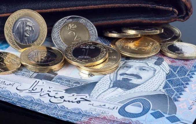 سعر مهول يصل له الريال مقابل الجنيه في السوق السوداء