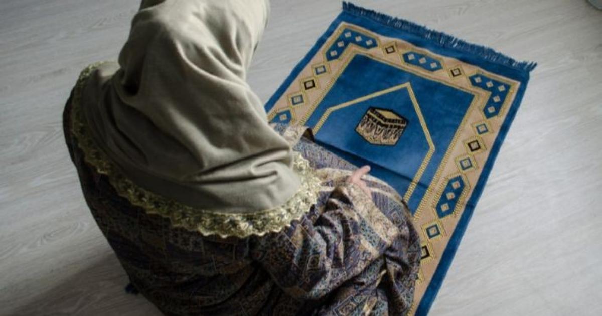 أيهما أفضل صلاة التراويح في المنزل أم المسجد للمرأة