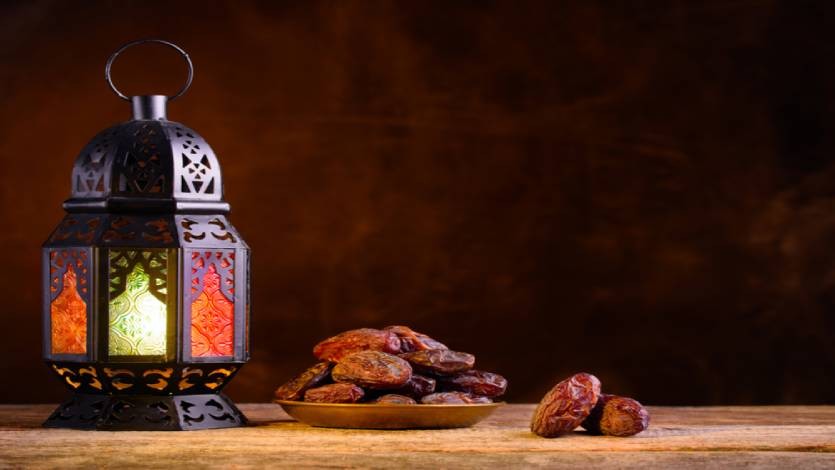 ما هي كفارة إفطار يوم في رمضان عمدا وهل يغفر الله لمن تعمد الإفطار؟!