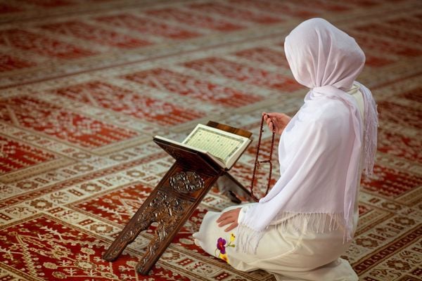 هل على المرأة كفارة إذا جامعها زوجها في نهار رمضان؟