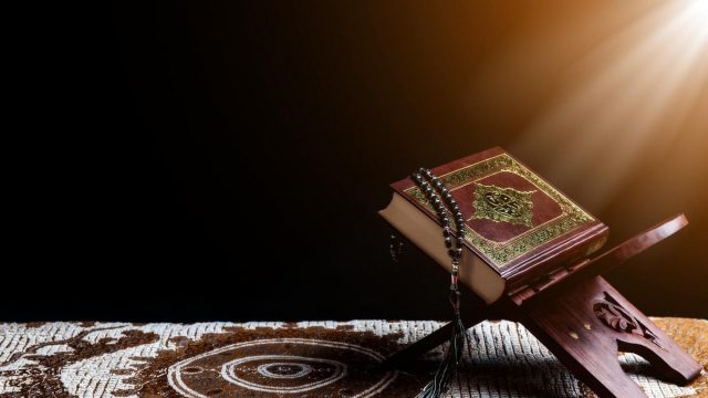 هل يجوز ختم القرآن بدون ترتيب في رمضان؟ حكم ختم القرآن بقراءته من آخره أو منتصفه