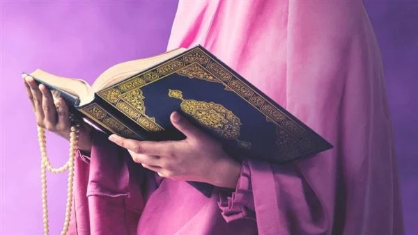 هل يجوز قراءة القران بدون حجاب أم لا؟ وما حكم سجدة التلاوة والشعر مكشوف مع الدليل