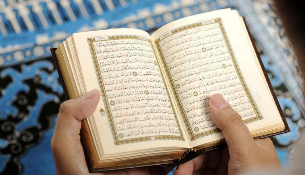 يجوز أو لا؟ حكم مد الرجلين عند قراءة القرآن باتجاه القبلة