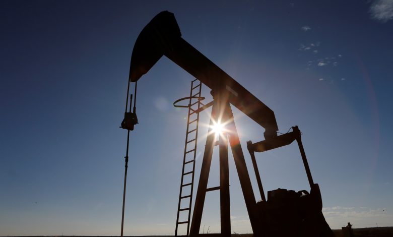 أسعار النفط تتراجع مع تجاهل الأسواق لتقلبات الإمدادات